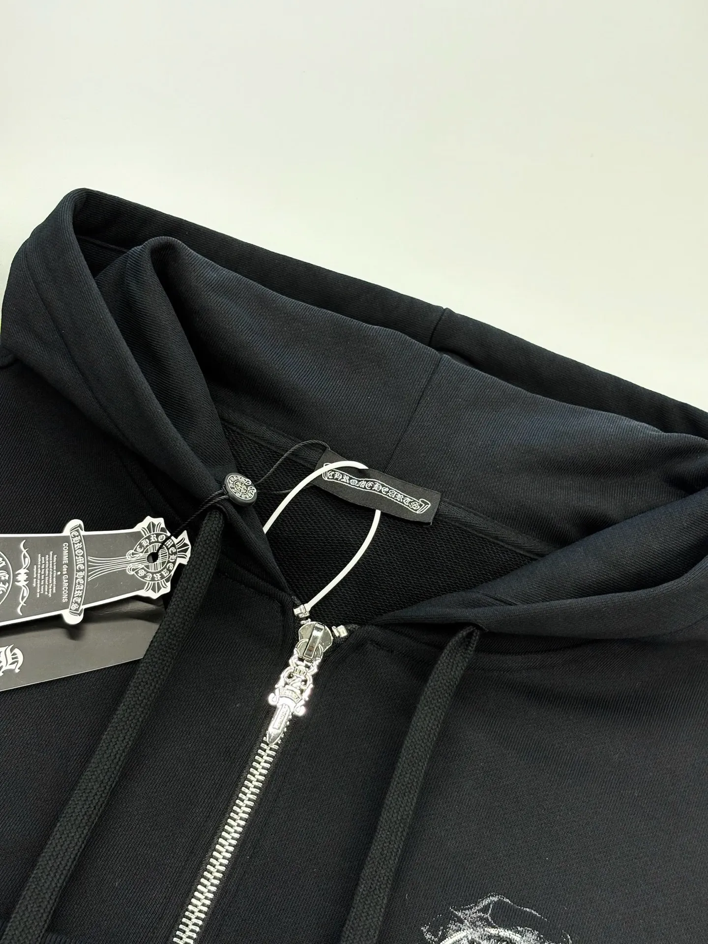 P390 [High Quality] Chrome Hearts Embroidered Horseshoe Rivets🪡+Watermark Letters‼ ️Hooded open-chest sweatshirt *Customized 420g terry cotton fabric, soft, skin-friendly and comfortable *Embroidery process: front horseshoe print + rivet embroidery *A very simple and elegant classic continuation. It is unparalleled in terms of upper body comfort, interpreting your luxury and taste, and creating your fashion style and charm. Three complete standards. Same style for men and women. 𝐂𝐎𝐋𝐎𝐔𝐑: black/light yellow 𝐒𝐈𝐙𝐄: S-XL